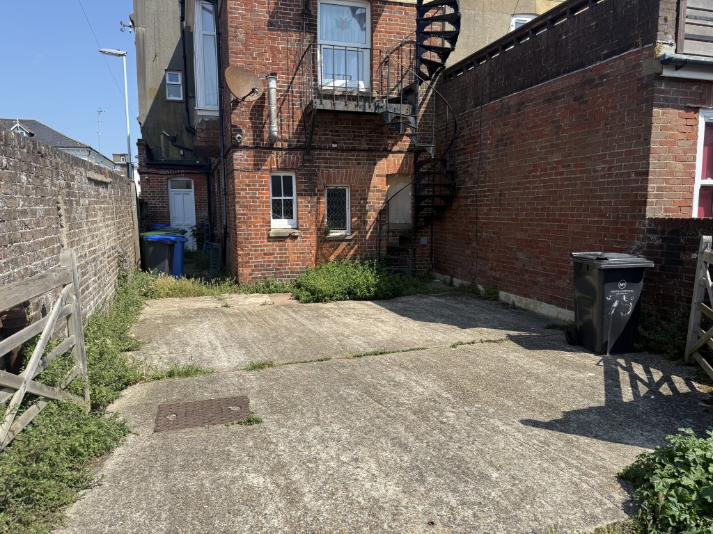 Lot: 37 - TWO-BEDROOM SPLIT-LEVEL FLAT FOR UPDATING WITH PARKING - External Rear of property & parking